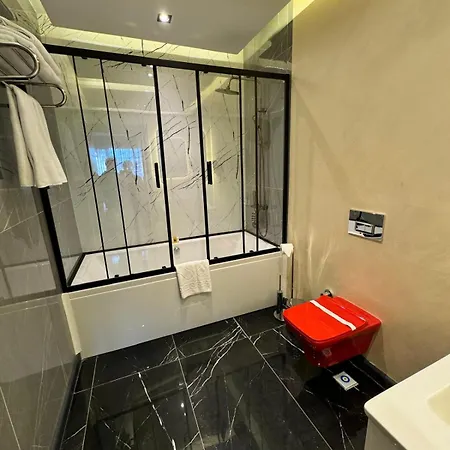 Mateo Hotel *