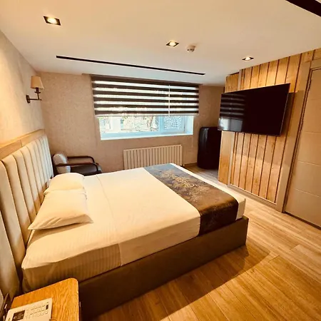 Mateo Hotel *